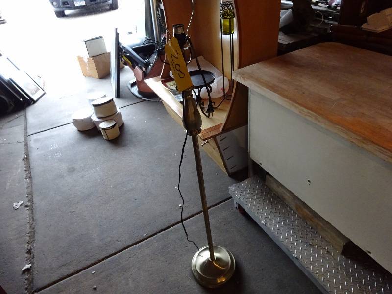 lot 200 image: Lamp