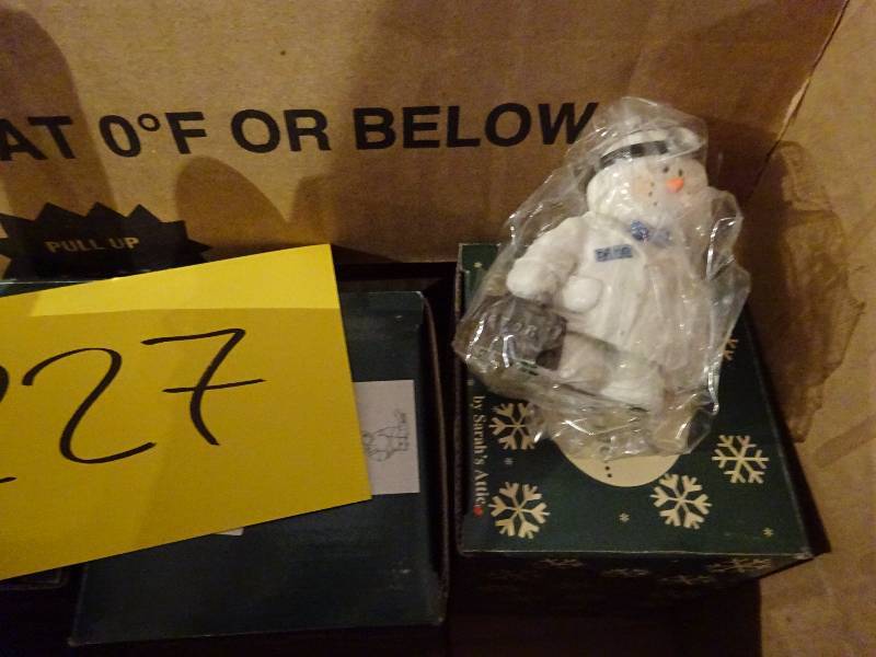 lot 227 image: Snowonder Figurines