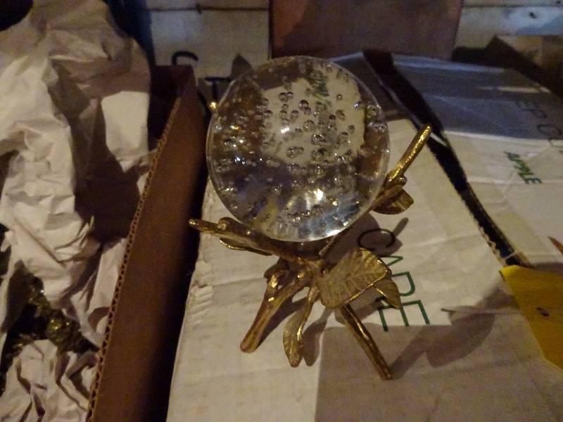 lot 254 image: Glass Junk