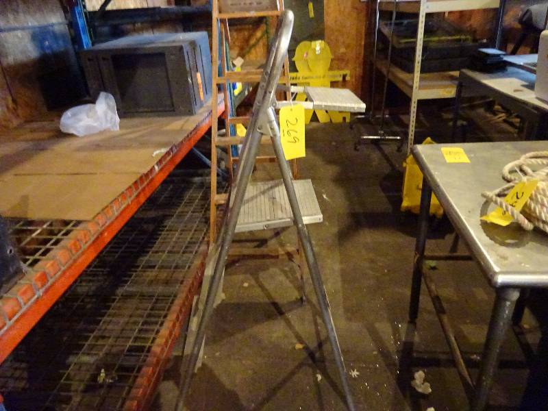 lot 269 image: Aluminum Painters Ladder, Step