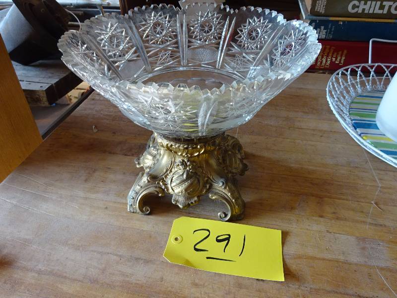 lot 291 image: Large Glass bowl on Stand