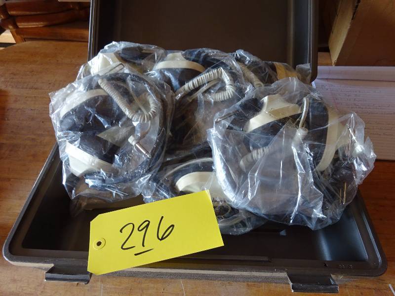 lot 296 image: Lot of Head Phones connector