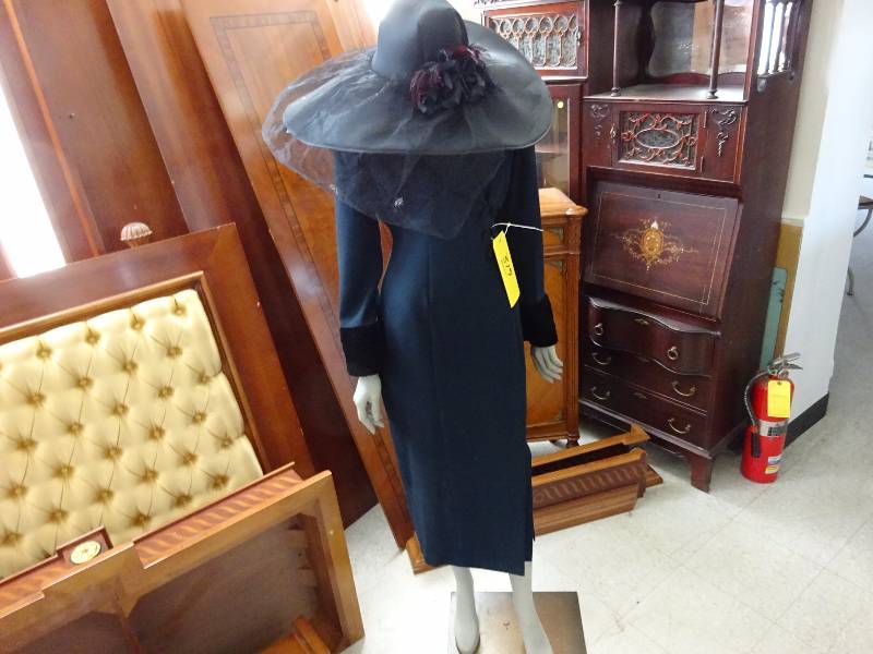 lot 319 image: Mannequin, wdress