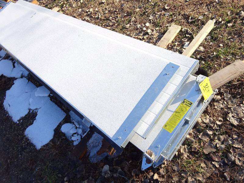 lot 324 image: Commercial Overhead Door