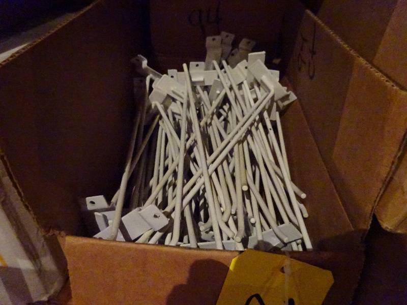 lot 256 image: 94 Slatwall hooks