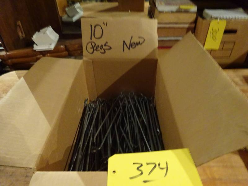 lot 374 image: 10 Peg Hooks