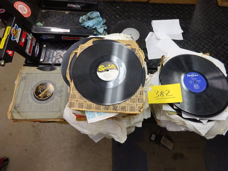 lot 382 image: Huge Lot of 78s and 33 13 Lps no covers