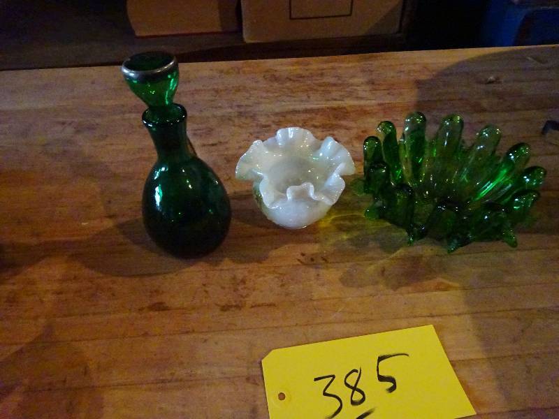 lot 385 image: 3 Pieces of Glass