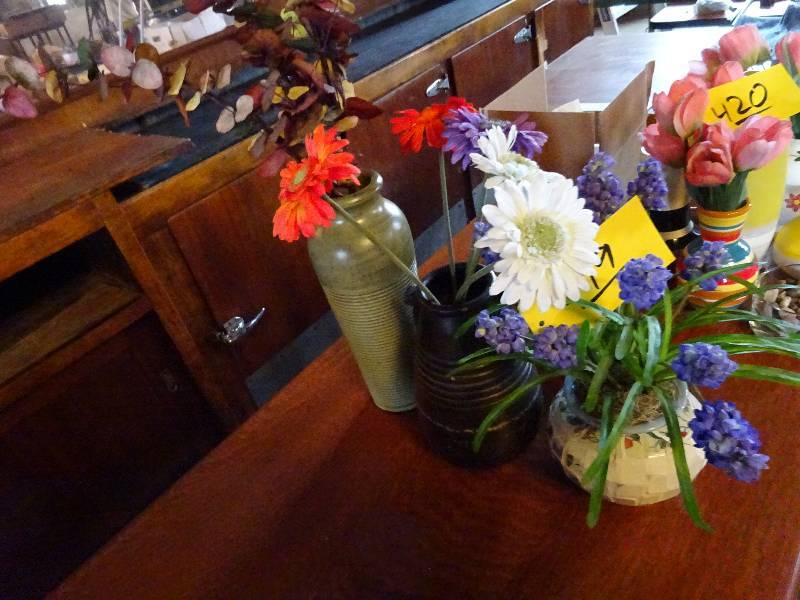 lot 419 image: Vases