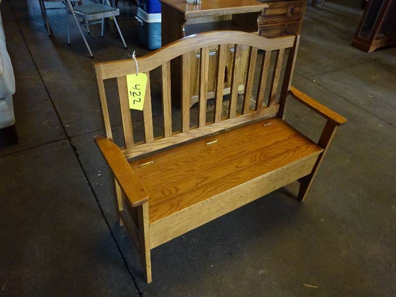 lot 422 image: Hall BenchChest