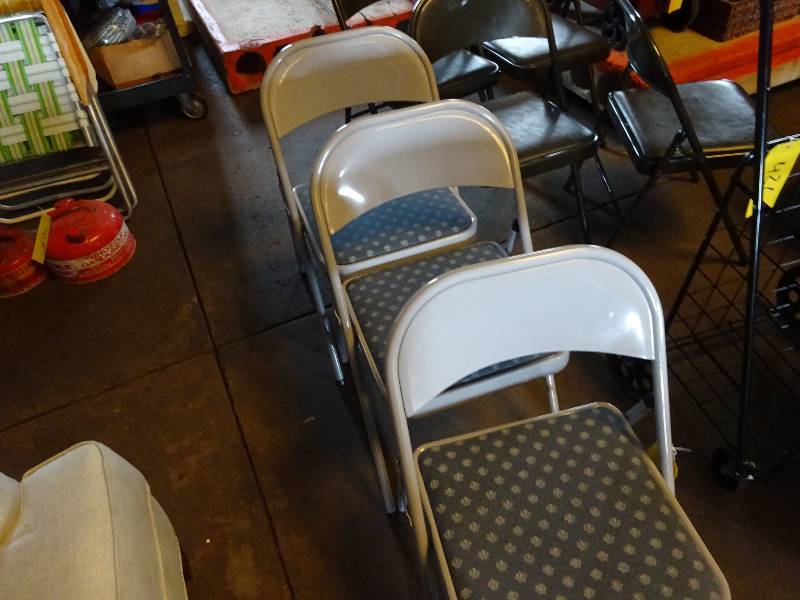 lot 424 image: 3 Grey Folding Chairs