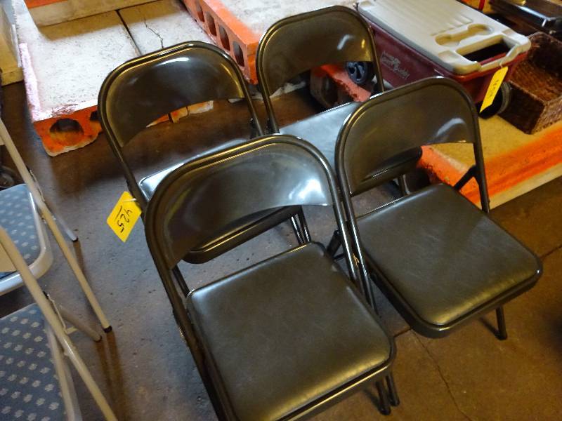 lot 425 image: 4 Brown Folding Chairs