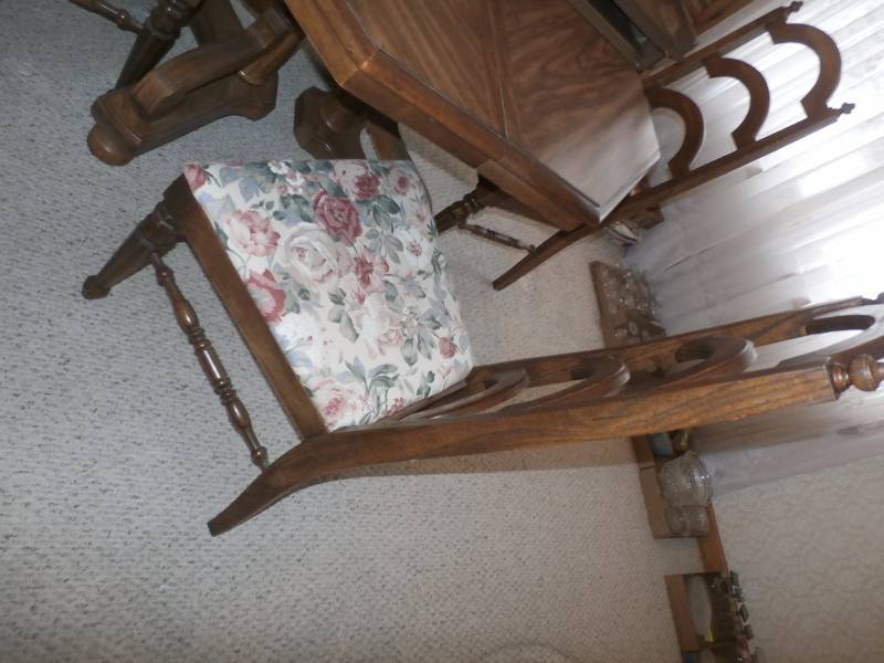 dining room table4 chairs,with leaves.