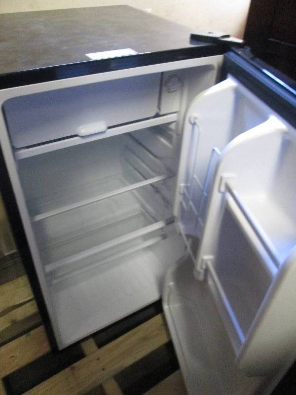 magic chef 3.5 cubic foot compact f...