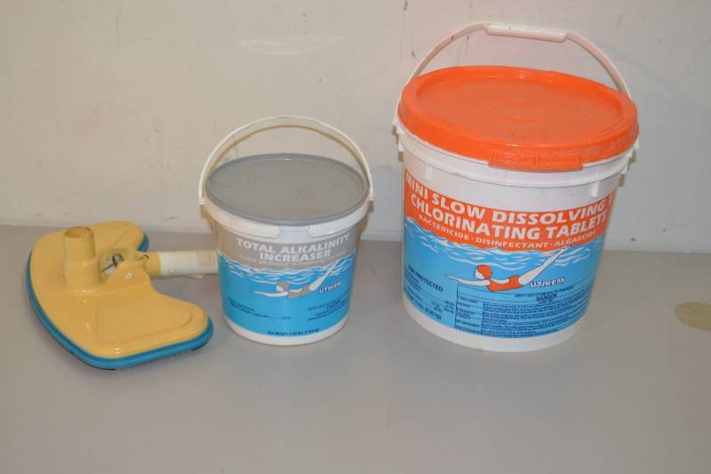 lot 105 image: Pool Items