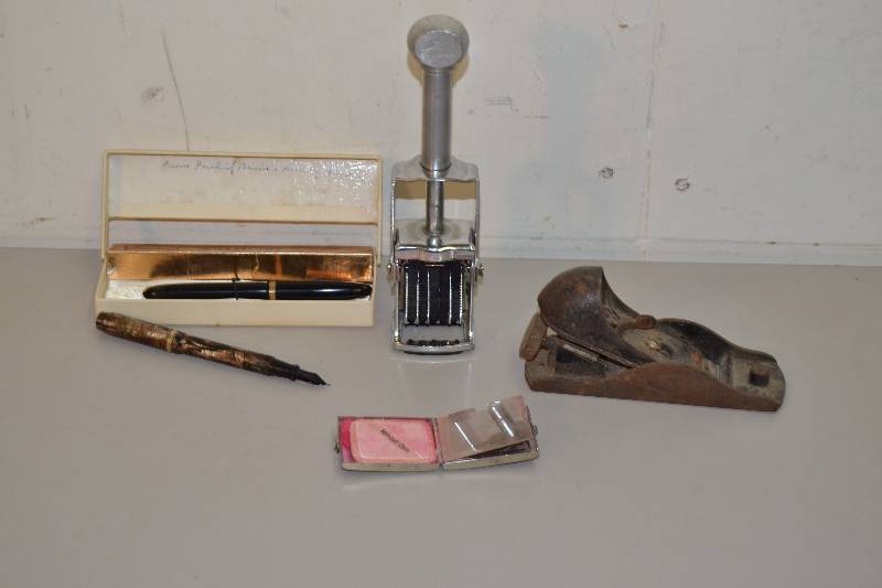 lot 111 image: Vintage Items