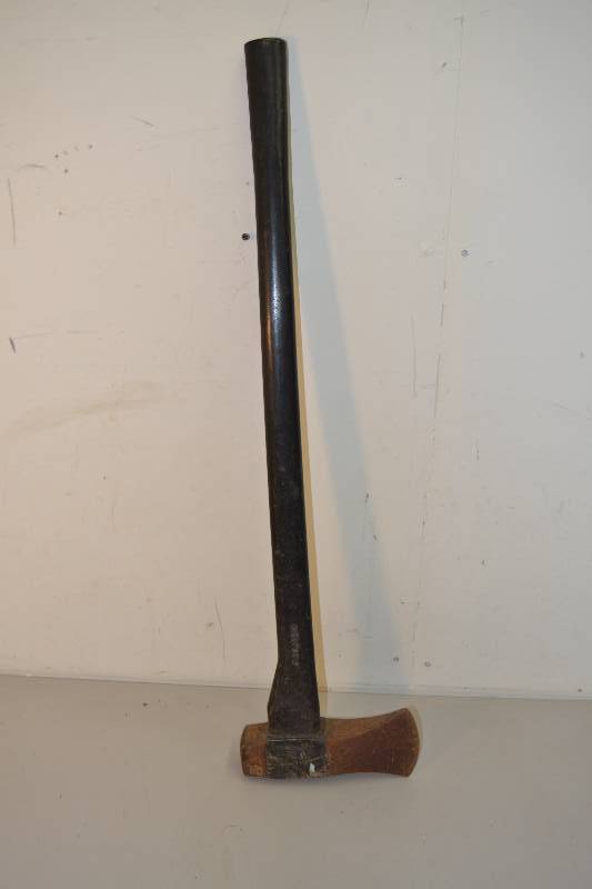 lot 118 image: Wood ax