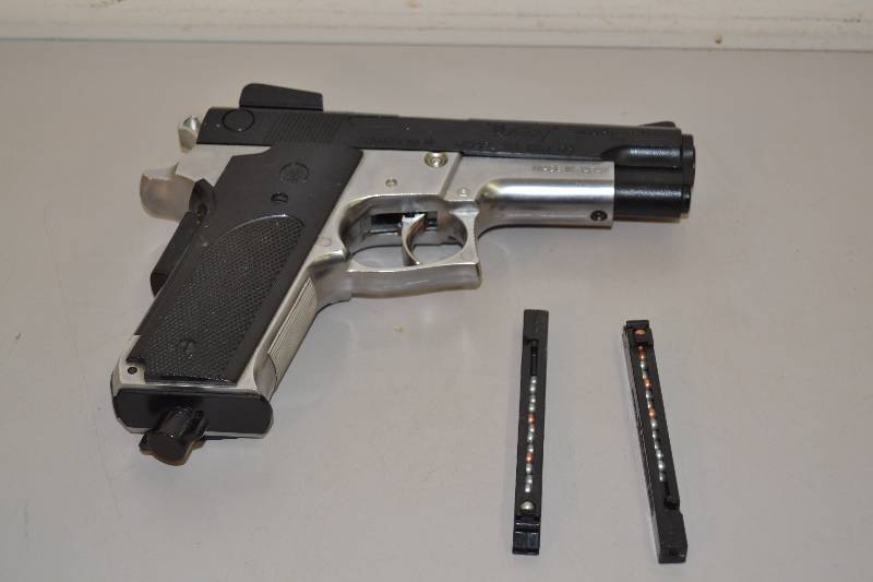 lot 122 image: Daisy BB pistol