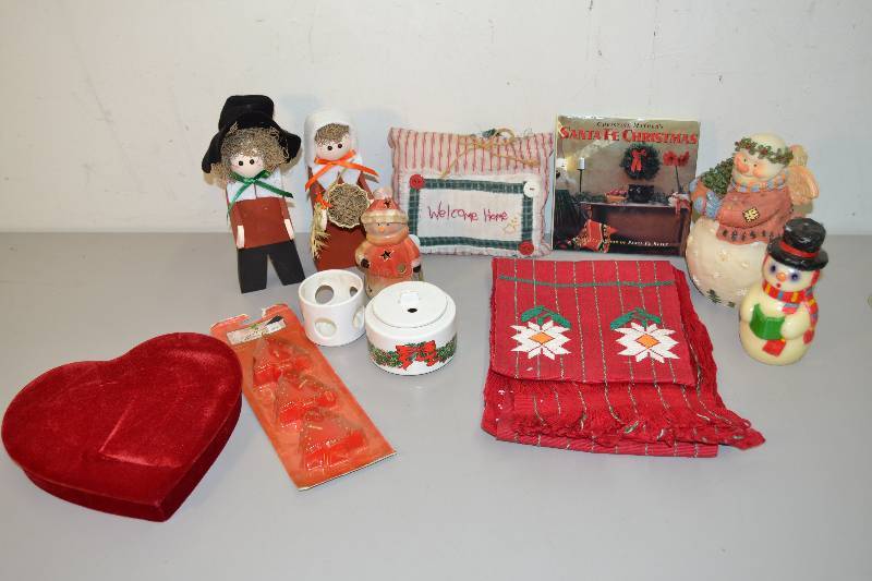 lot 125 image: Christmas Home Decor