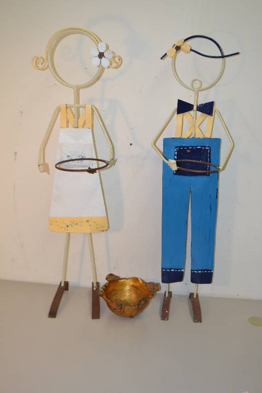 lot 127 image: Garden Decorations