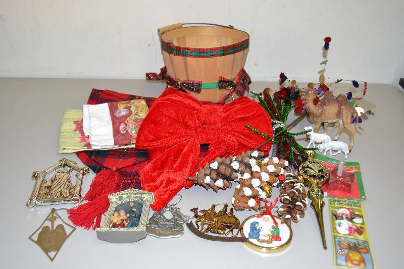 lot 142 image: Holiday Decorations