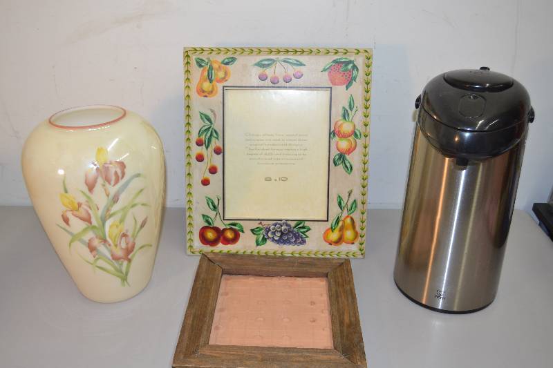 lot 150 image: Picture frames