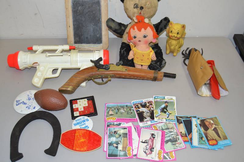 lot 160 image: Vintage Toys