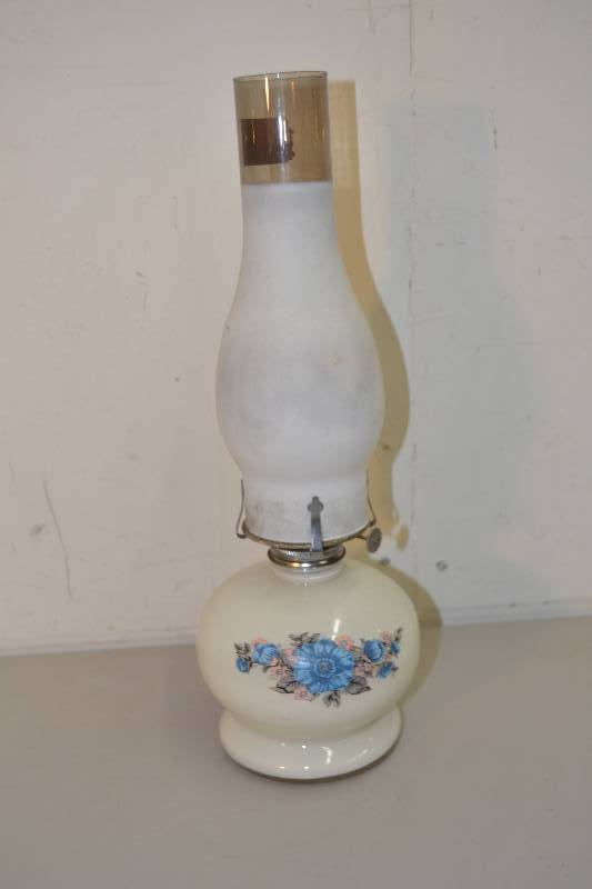 lot 9 image: Kerosene Lamp
