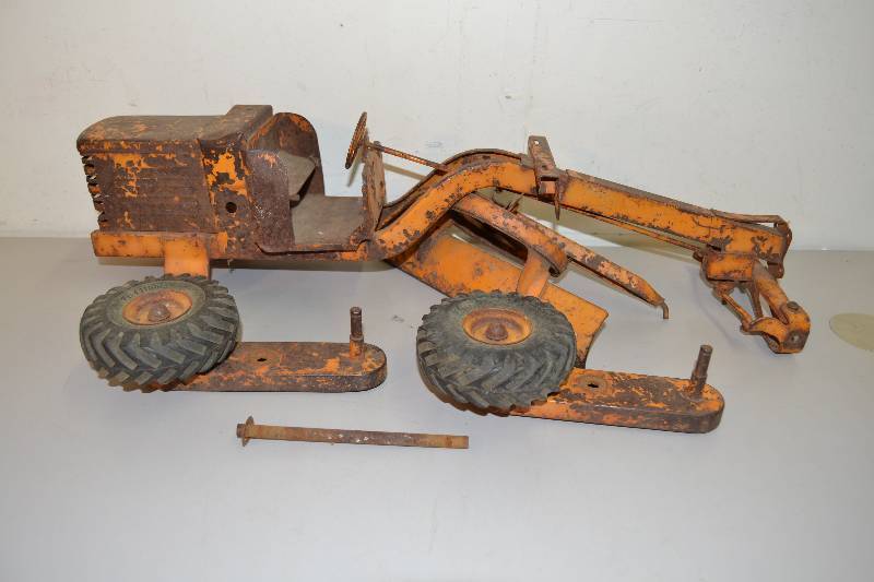 lot 10 image: Toy metal grader