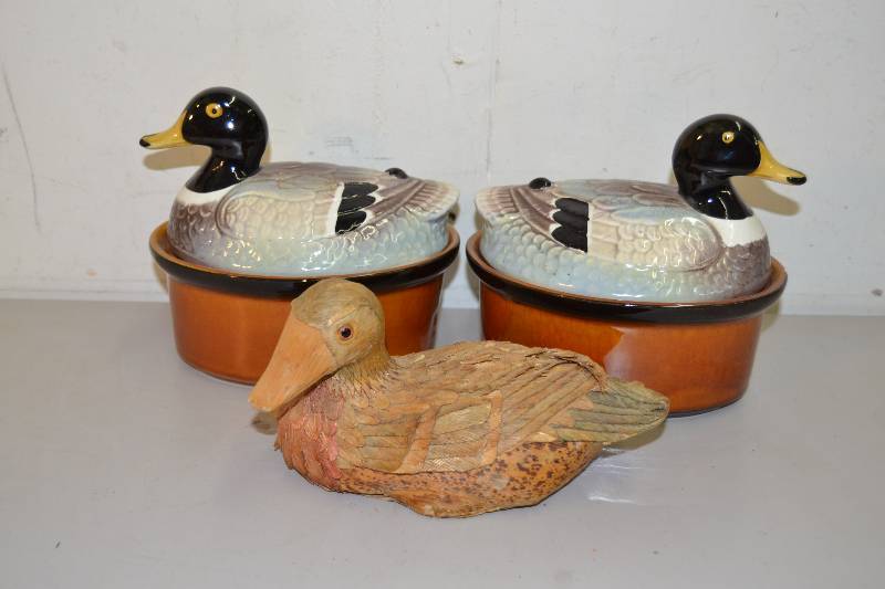 lot 11 image: Duck Decor