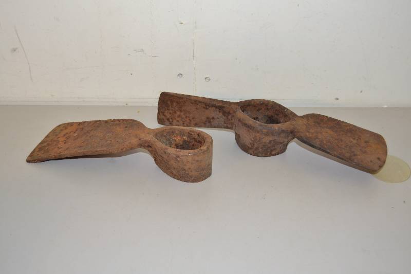 lot 20 image: Vintage Grub Hoes