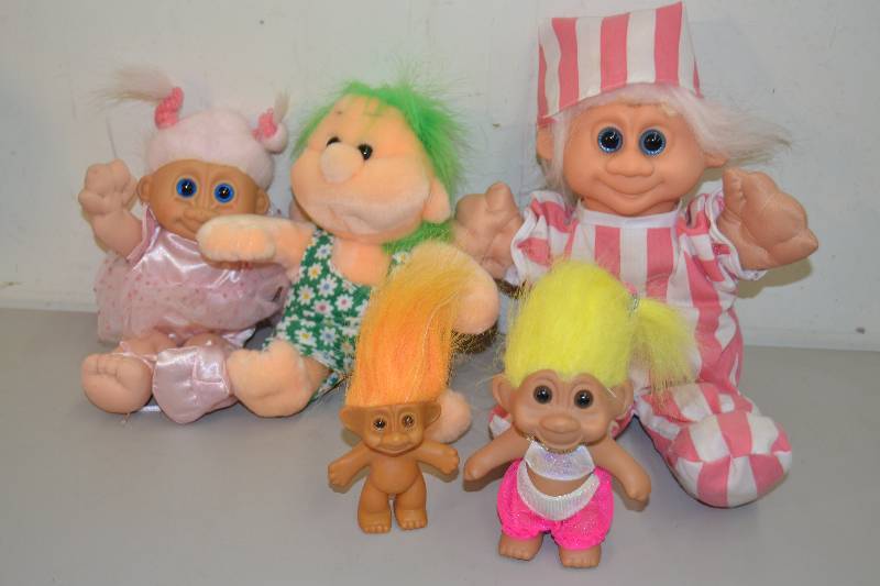 lot 27 image: Trolls