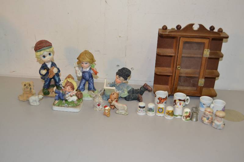 lot 30 image: Thimbles Display shelf
