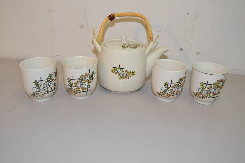 lot 41 image: Tea Set