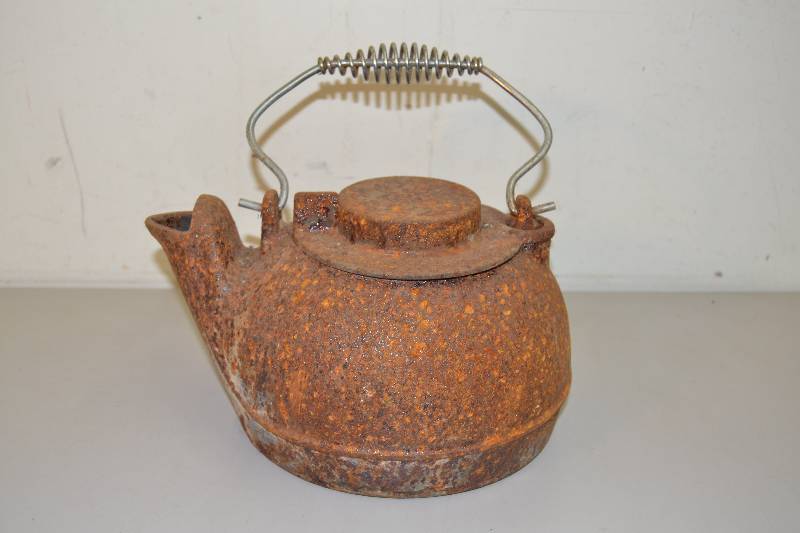 lot 43 image: Cast Iron Kettle