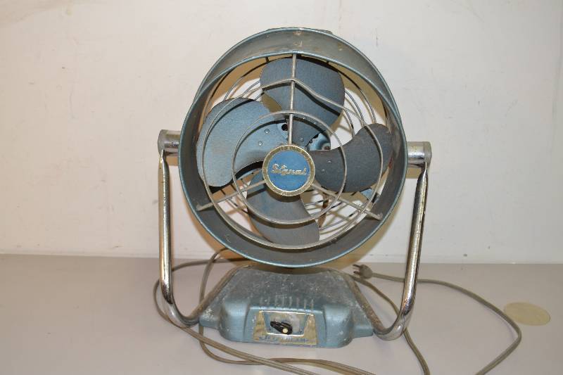 lot 4 image: Vintage fan