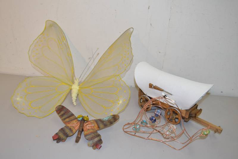 lot 53 image: Wall art wagon