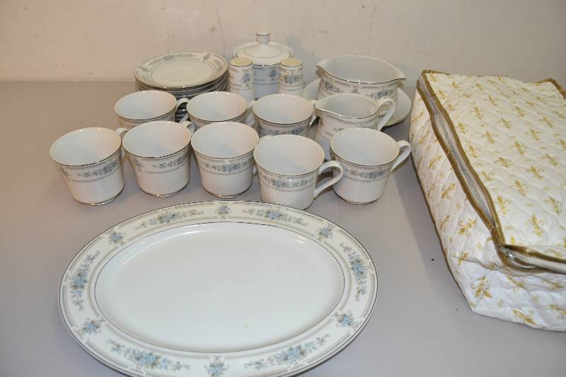 lot 54 image: Elington Fine China
