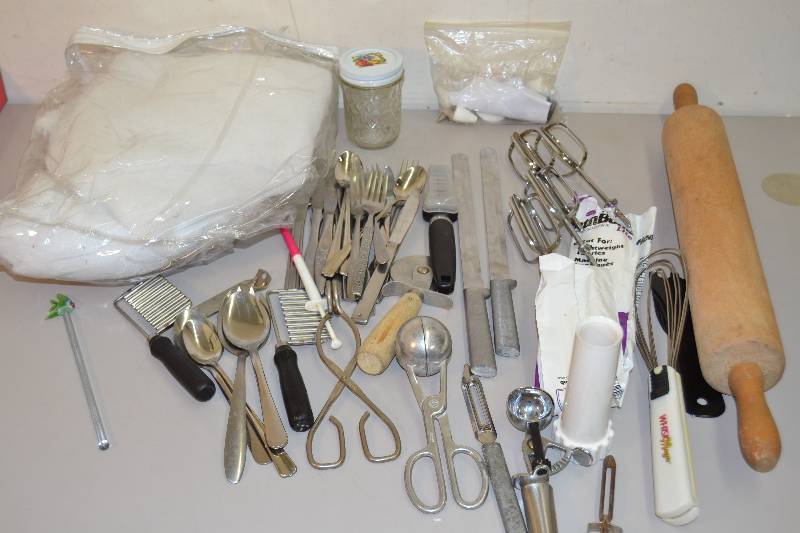 lot 60 image: Kitchen items