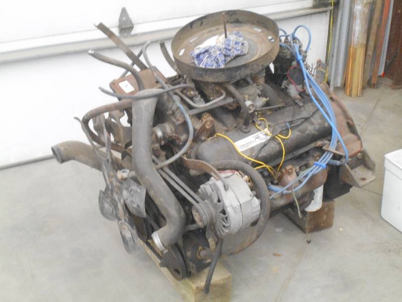 lot 3 image: GM Remanufactured 427 V8 Gas Engine...