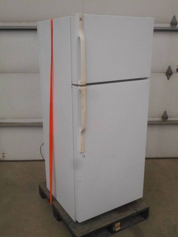 lot 11 image: GE Refrigerator Freezer, Works, Ser...