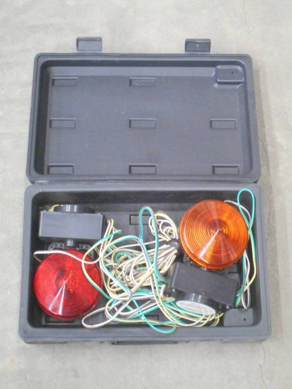 lot 26 image: 12Volt Trailer Towing Light Kit ...