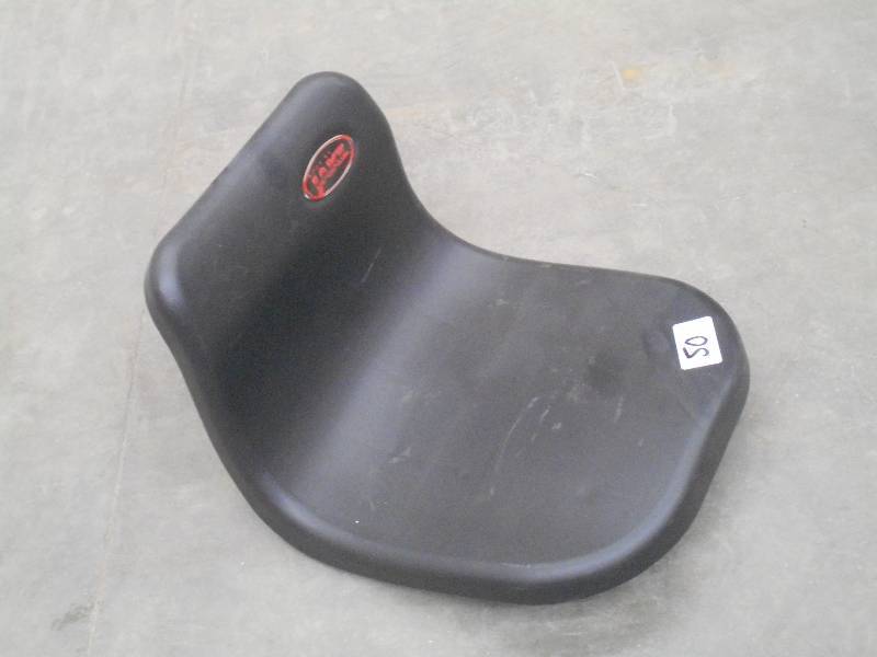 lot 50 image: Plastic Seat---Deerstand ...