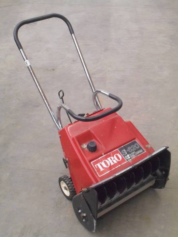 lot 58 image: Toro S-620 Snowblower, Runs & Opera...