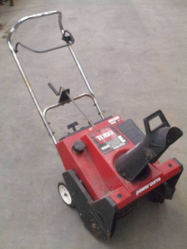 lot 65 image: Toro CCR2000E Snowblower, 4HP With ...