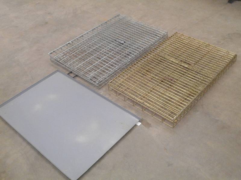 lot 70 image: (2) Collapsible Mid-Sized Pet Kenne...