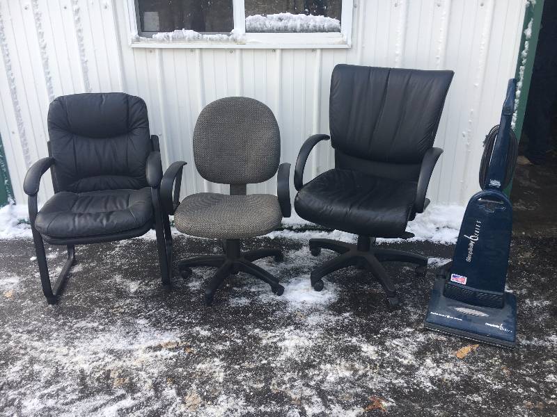 lot 19 image: Office Chairs