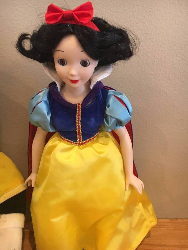 lot 28 image: Vintage Disney Dolls