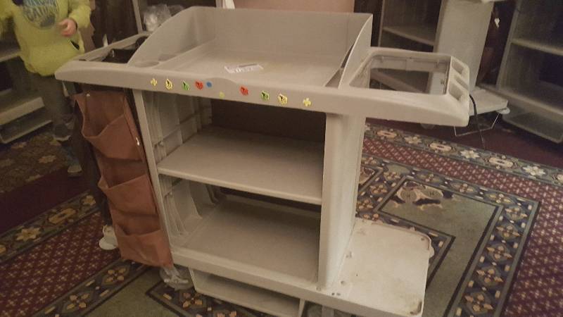 lot 1037 image: Rubber Maid Housekeeper Carts