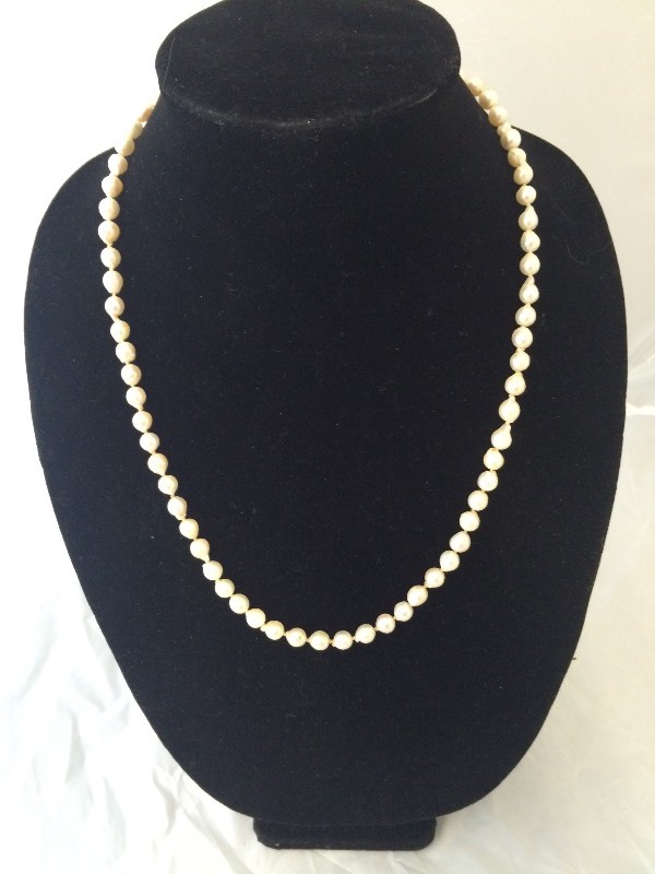lot 9 image: PEARL NECKLACE 14K GOLD CLASP